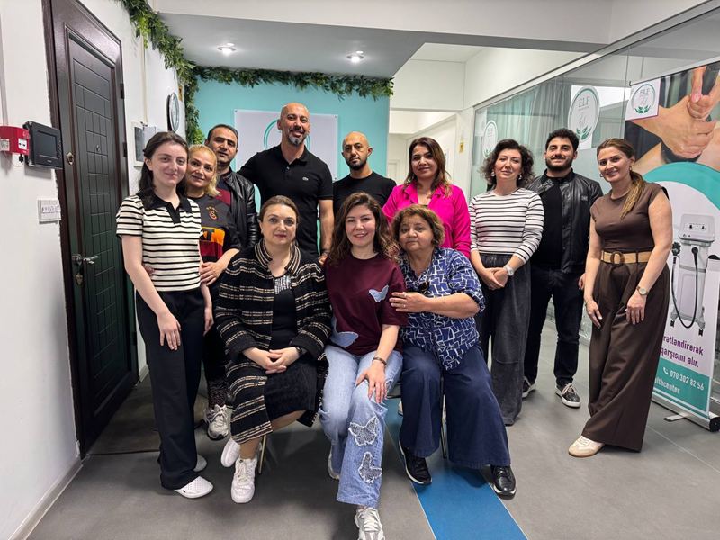 Osteopatiya Akademiyasının tələbələri və dəvətli müəllim ELF Center-in dəhlizində birgə şəkildə.